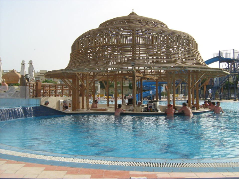 Бассейн с баром на второй линии Concorde El Salam Hotel Sharm el Sheikh by Royal Tulip