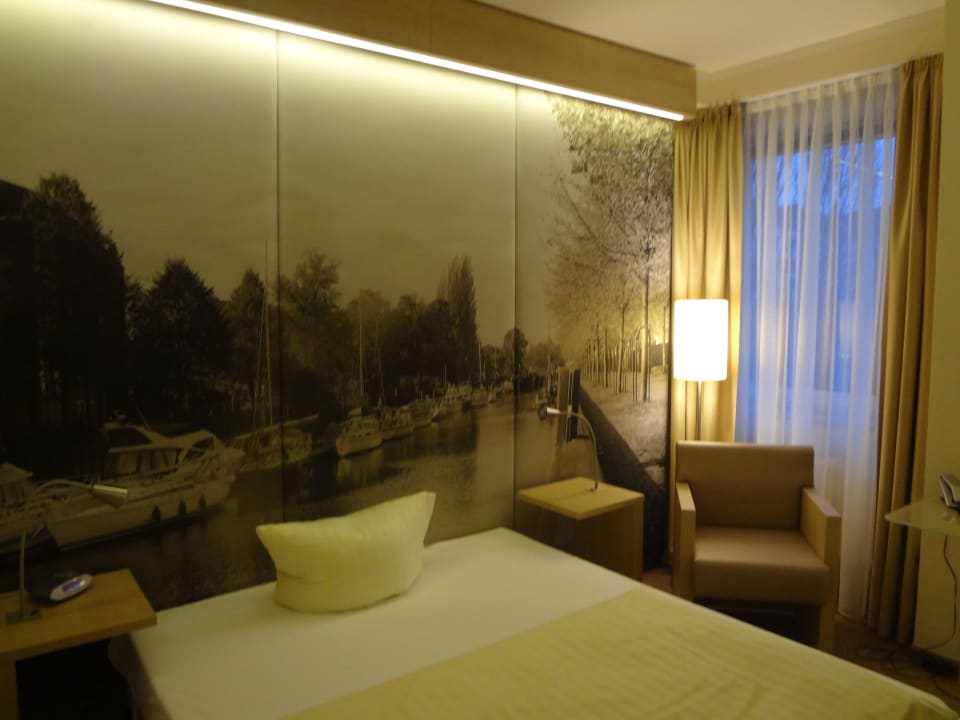 Neues Businesszimmer mit schalldämpfender Bildwand Hermes Hotel