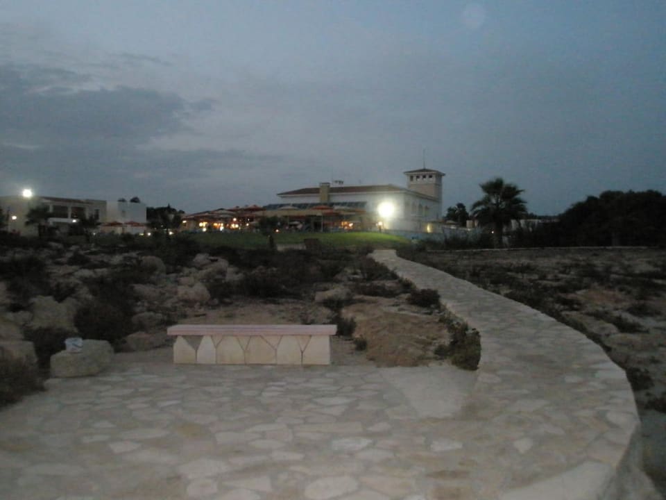 Abends an der kleinen Hotelbucht Aktea Beach/Holiday Village