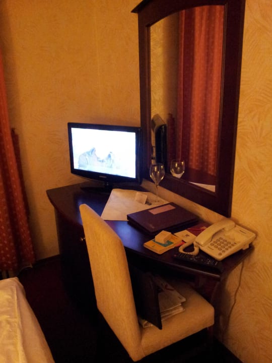 Kleiner Schreibtisch mit TV Capitol Hotel