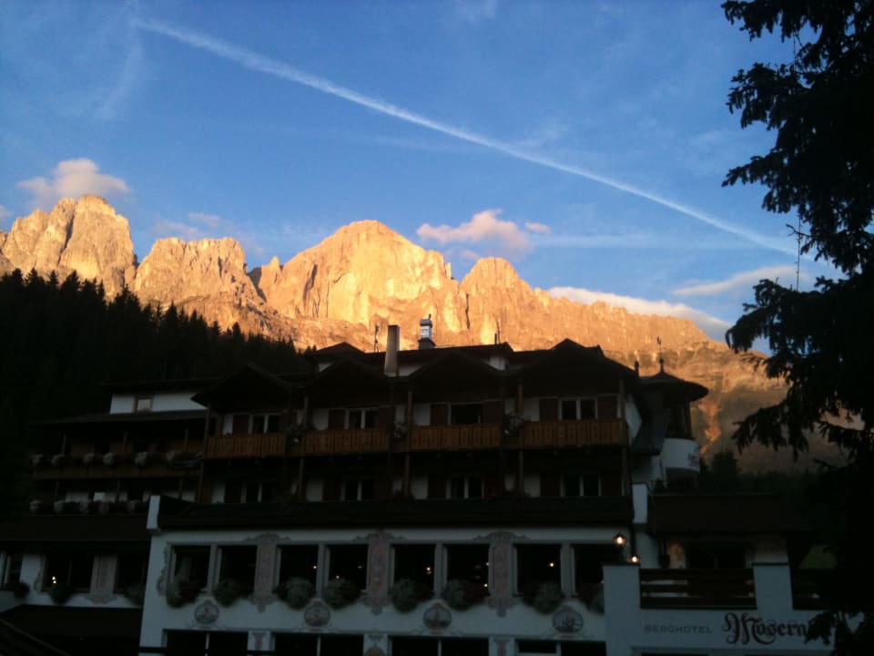 Moseralm mit Alpenglühen. Moseralm Dolomiti Spa Resort