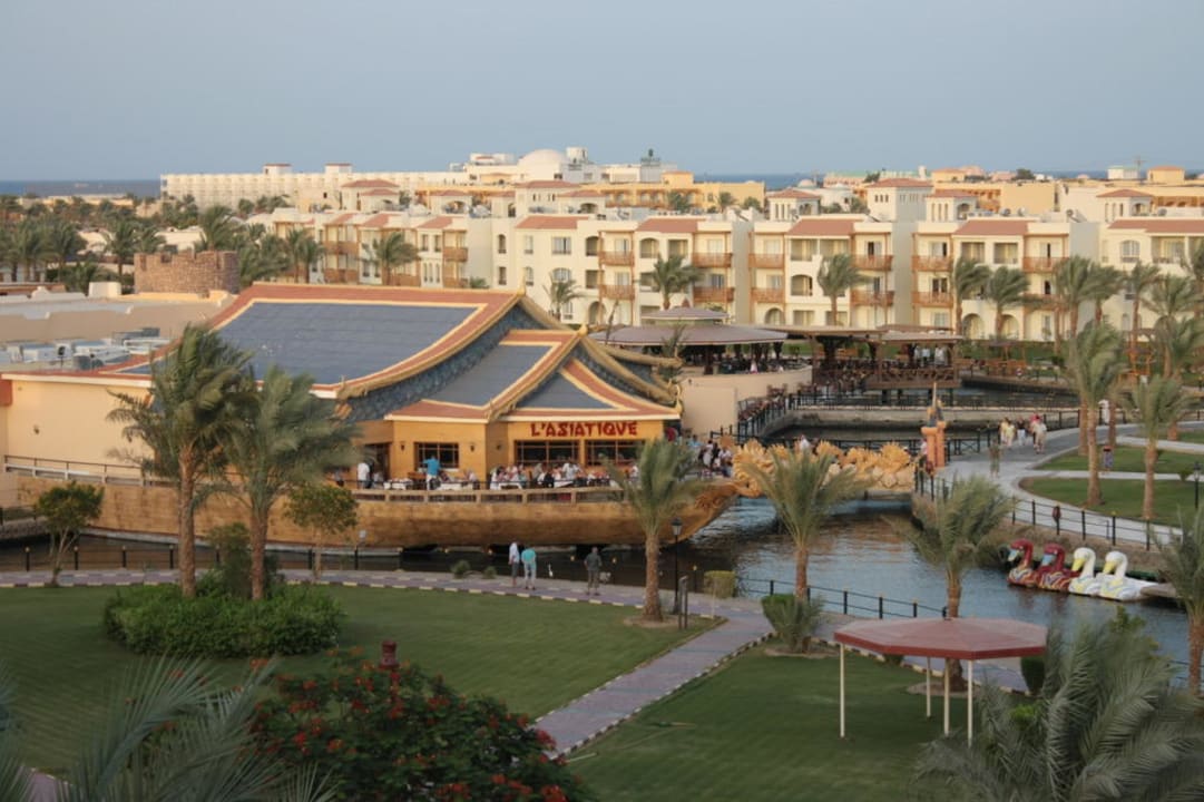 Blick vom Dach auf das neue Asia Restaurant Pickalbatros Dana Beach Resort - Hurghada