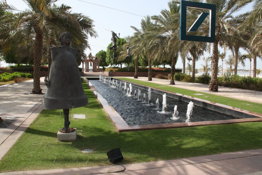 Zwischen Hotel und Strand liegt ein kleiner Pool Emirates Palace Mandarin Oriental