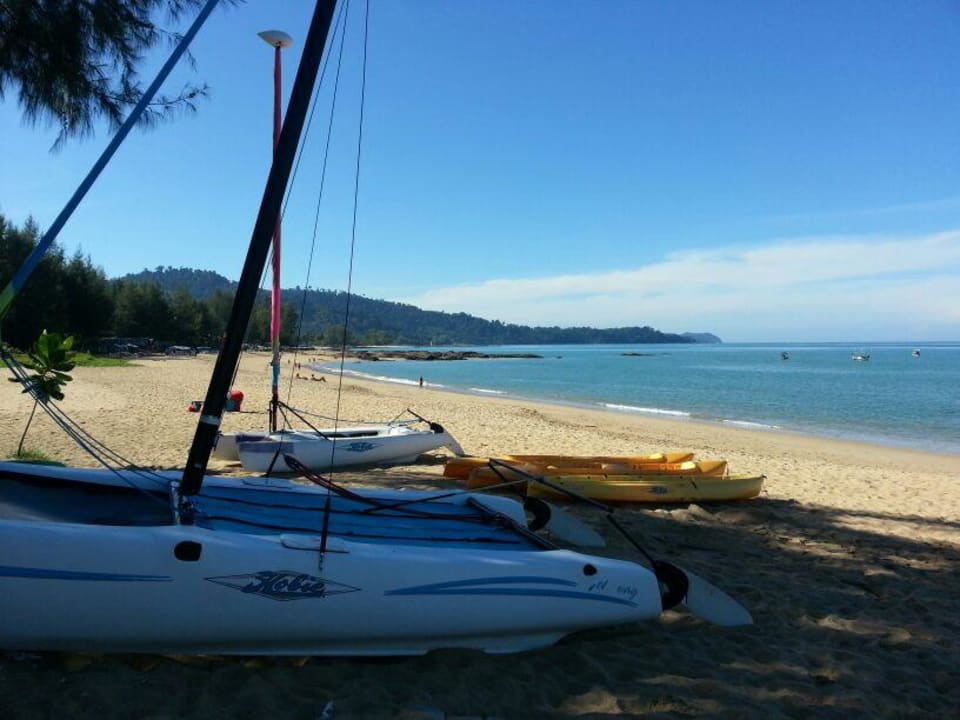 Strand links  La Flora Khao Lak