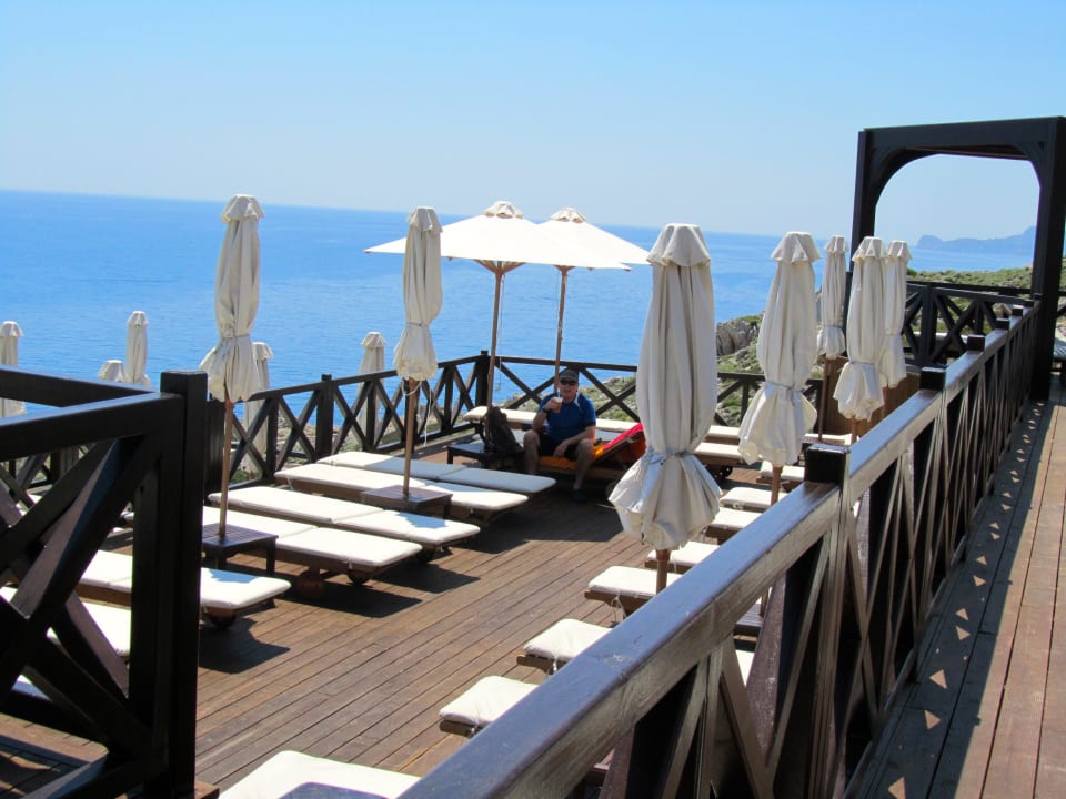 Schöne Aussicht von den Holzplattformen hinter dem Hotel Kalithea Horizon Royal