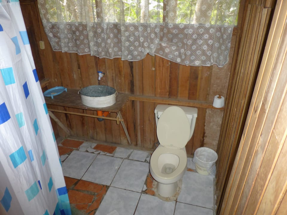 WC mit rustikalem Selfmade-Waschbecken Hostal Hermano Pedro Tikal