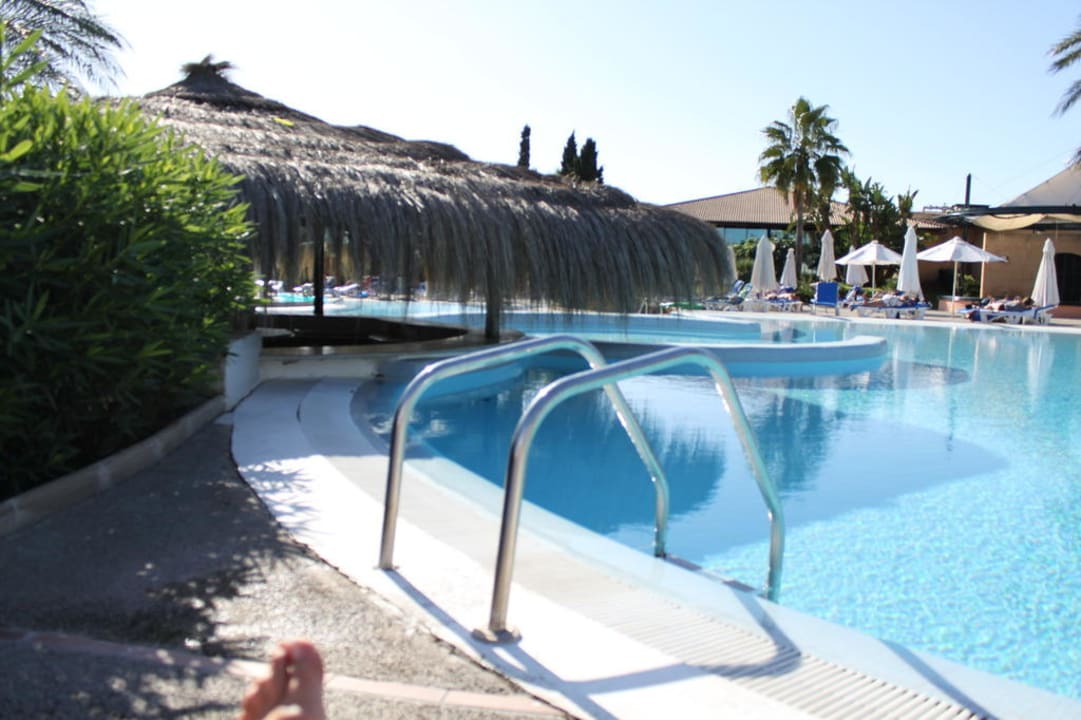 Ein kleiner Teil der Poolanlage Blau Colònia Sant Jordi