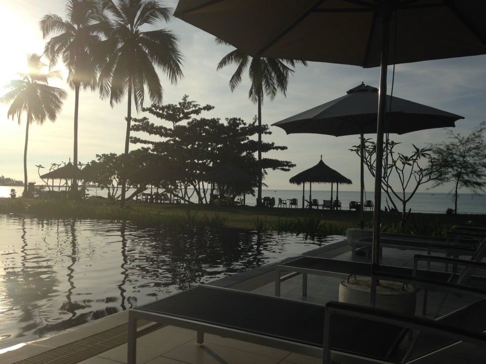 Der größere Pool am Strand Kantary Beach Hotel - KHAO LAK