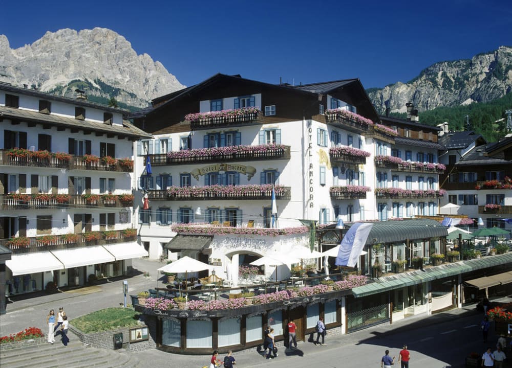 Facciata esterna estate Hotel Ancora