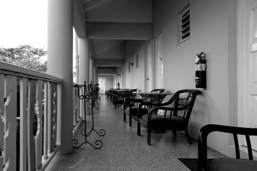 Terrasse und Zugang zu den Suiten Hotel Grand Pineapple Beach Negril