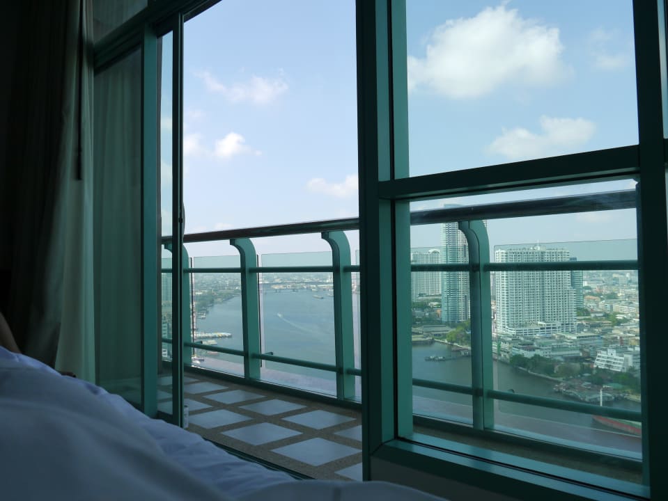 Vom Bett im 24.Stock Chatrium Hotel Riverside Bangkok