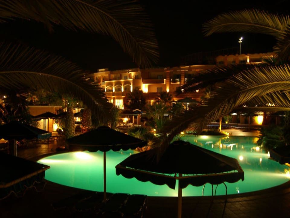 Unterer Pool bei Nacht Mitsis Rodos Village