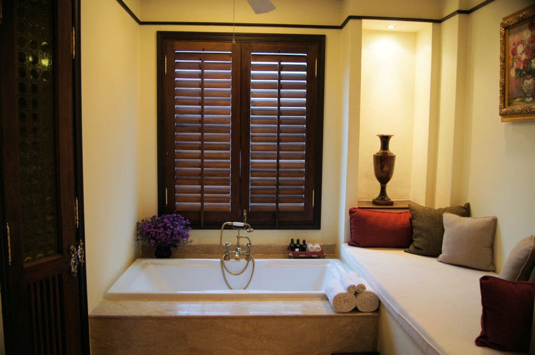 Badewanne (riesig!) Hotel The Puripunn