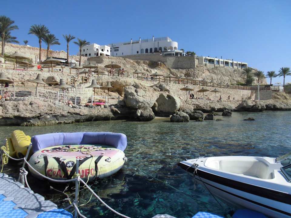 Blick vom Steg aufs Hotel und Strand Sharm Plaza