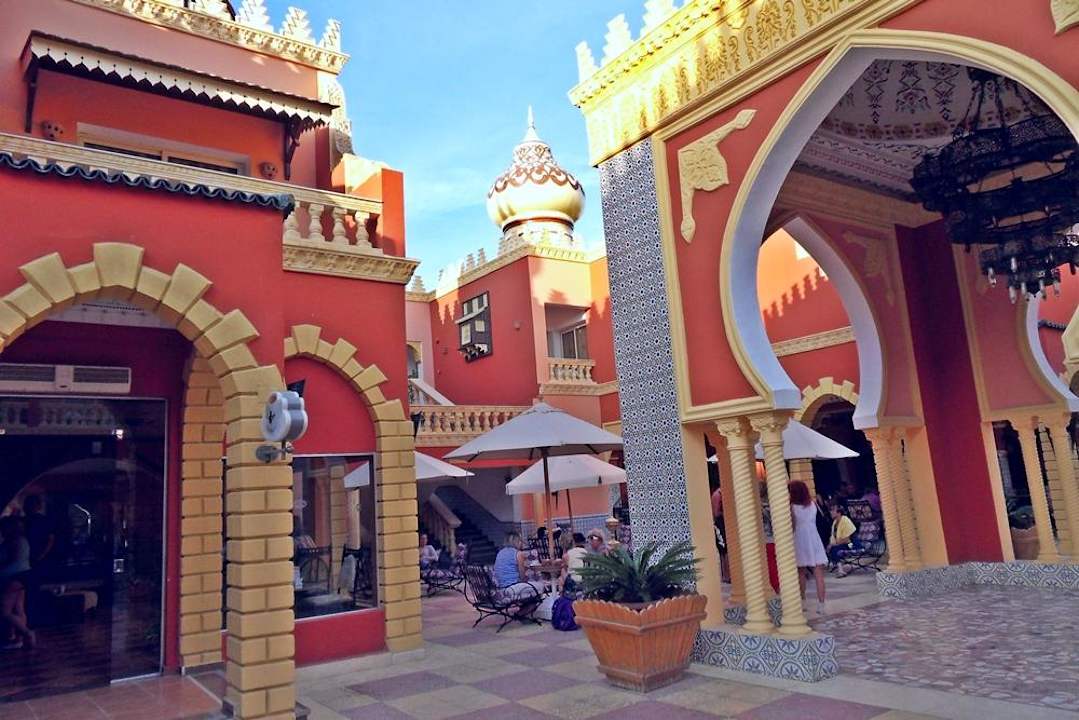 Aussicht auf Espresso-Bar und Snack-Restaurant Pickalbatros Alf Leila Wa Leila Resort - Neverland Hurghada