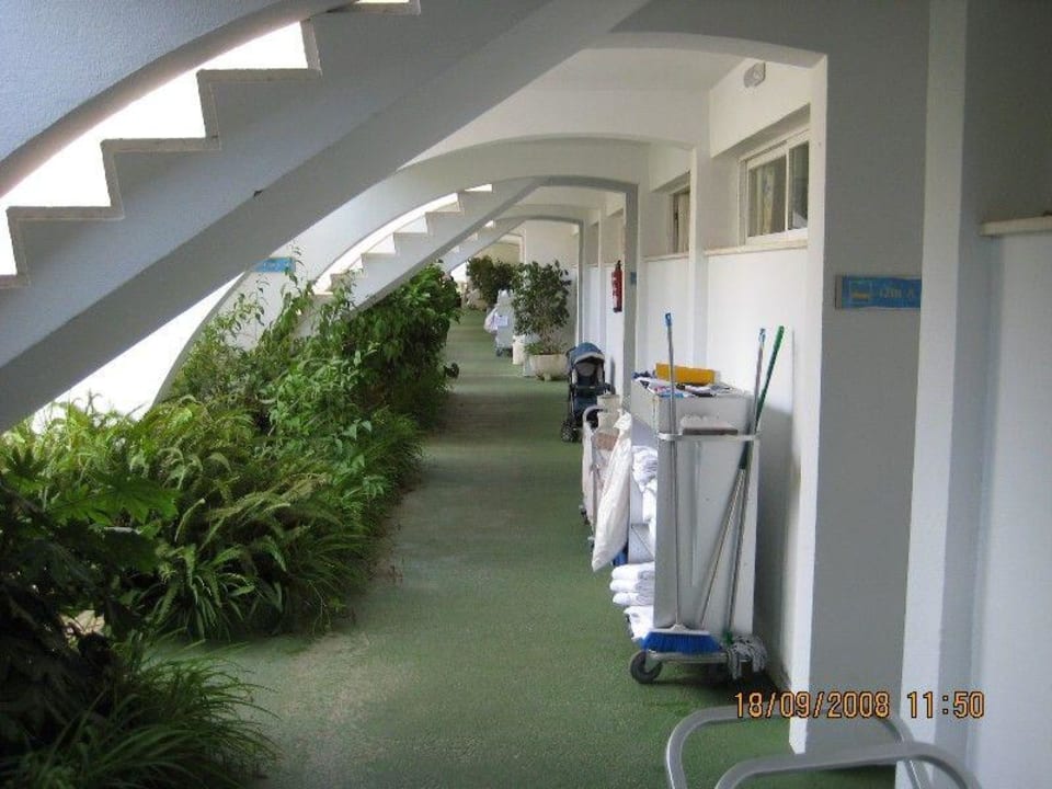 Block A Gang zu den Zimmern Iberostar Waves Pinos Park