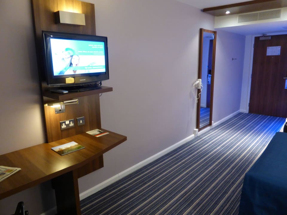 Small table and TV Hotel Holiday Inn Express London-Heathrow T5