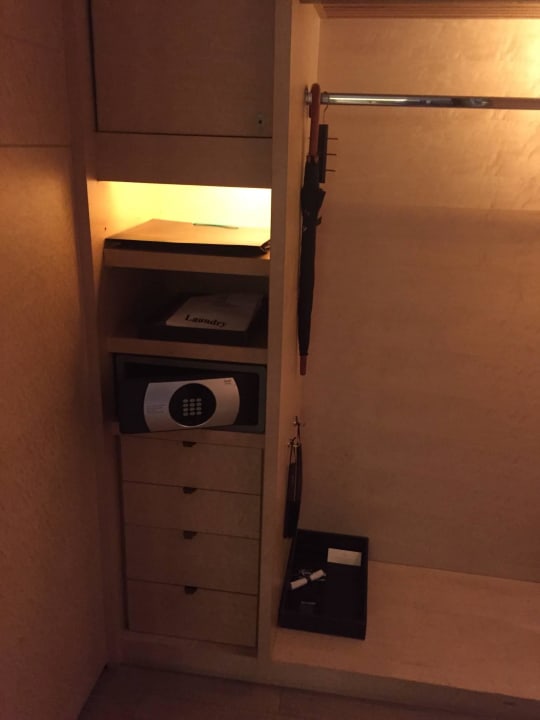 Ankleidezimmer mit Schrank und Safe Siam Kempinski Hotel Bangkok