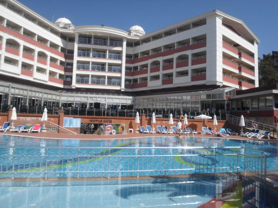 Blick vom Pool aufs Hotel Seher Kumköy Star Resort & Spa