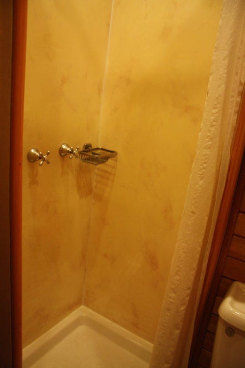 Teil des Bades, die Dusche Hotel Serena Mountain Lodge