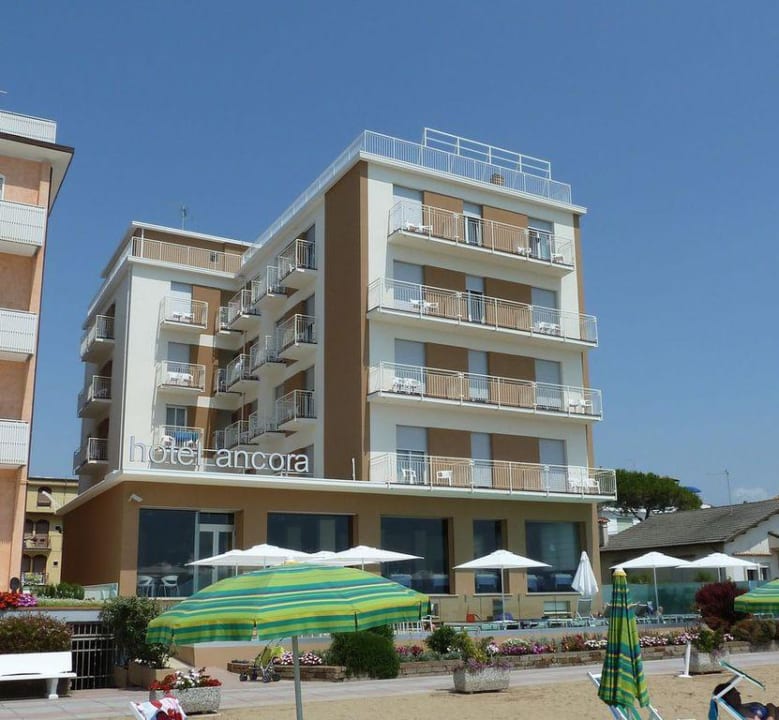 Hotel Ancora von der Strandseite Hotel Ancora