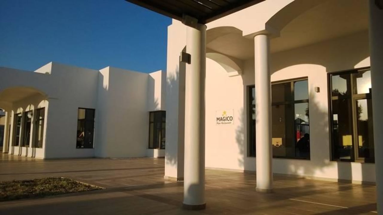 Hauptrestaurant außen Atlantica Plimmiri