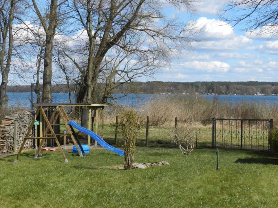 Spielbereich auf dem Grundstück 2 Zimmer Ferienwohnung Schumacher in Plau am See