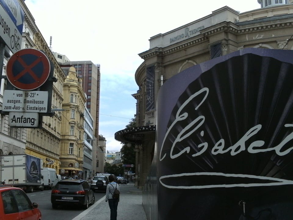 Das hohe Gebäude auf der linken Seite ist das Hote Hotel Ibis Wien Mariahilf