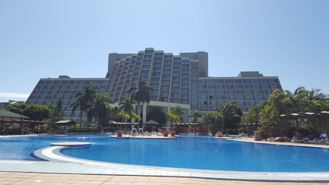 Blick auf das Hotel vom Pool her Blau varadero - Adults only
