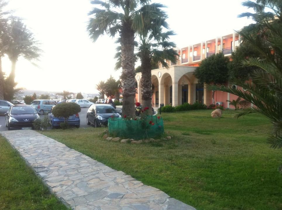 Blick auf den Eingang Kresten Palace Hotel