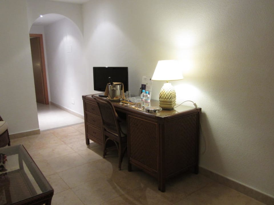 Schreibtisch mit Flat-TV im Nebenzimmer Princess Inspire Tenerife