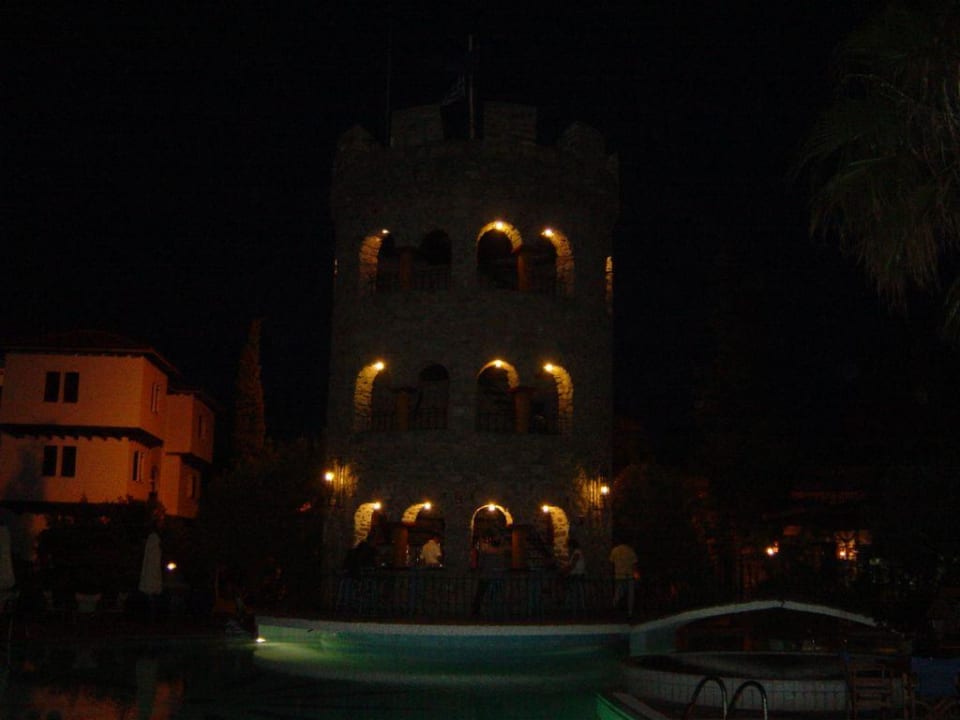 Pool Bar am Abend Hotel Geranion Village