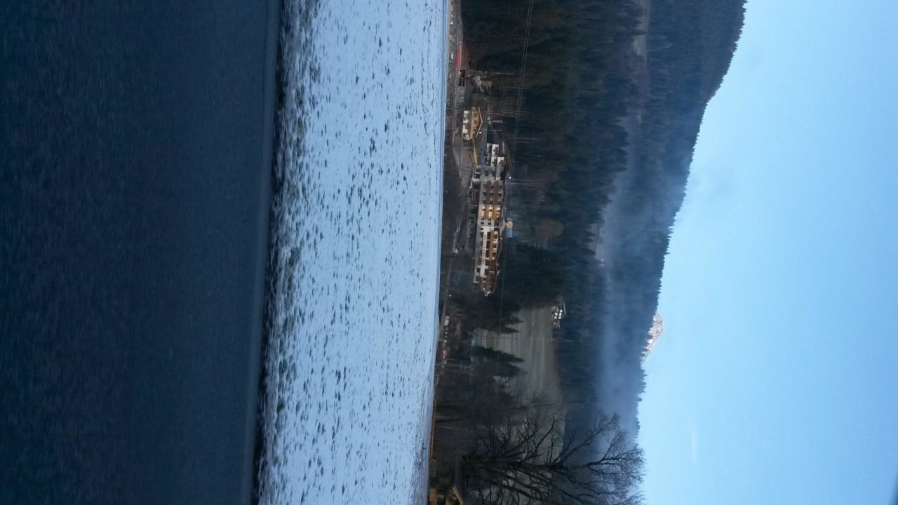 Hotel von Hauptstrase aus bei Autofahrt  Hotel Berghof
