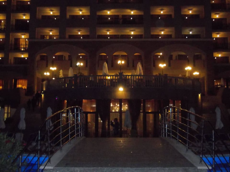 Brücke über pool bei nacht Sol Nessebar Palace