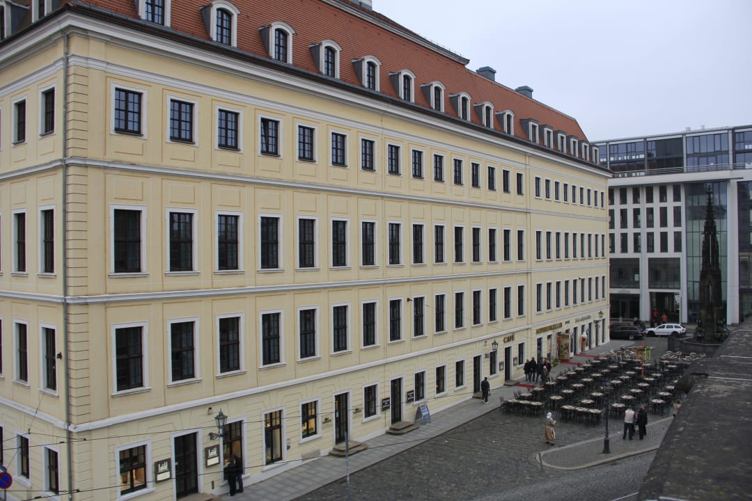 Seite mit Ausblick zum Zwinger Hotel Taschenbergpalais Kempinski Dresden