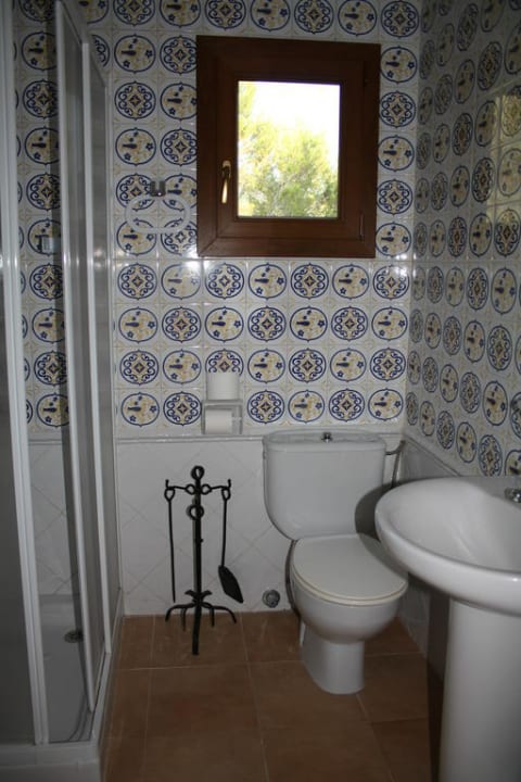 Duschraum im Wohnzimmer Hotel Aldea Cala Fornells 2