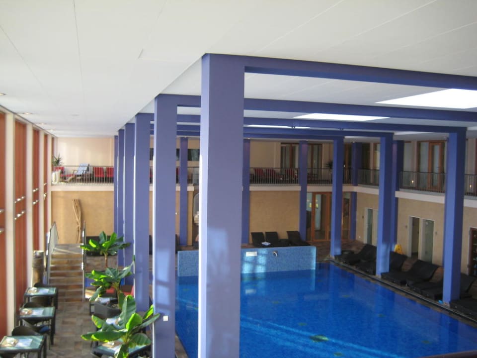 Innenpool verbunden mit dem Außenpool A-ROSA Travemünde