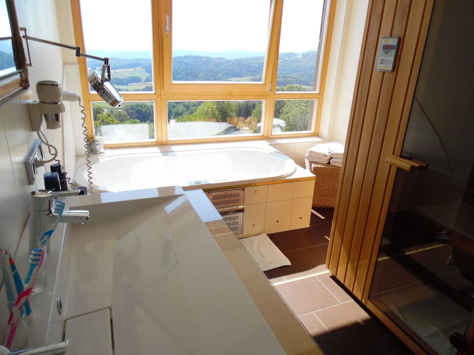 Blick aus unserem Bad m Whirlwanne, Infrarotkabine Thula Wellnesshotel Bayerischer Wald