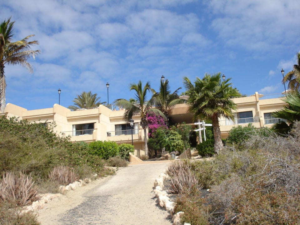 Weg vom Stand zum Hotel SBH Hotel Taro Beach