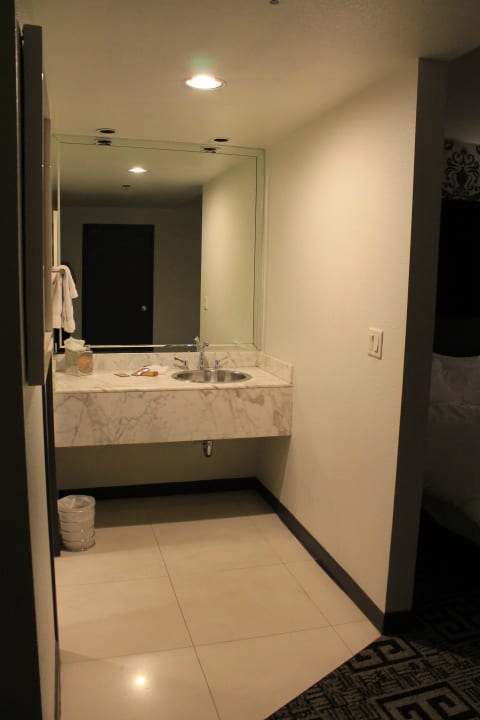 Bad-getrennt von Badewanne/WC Virgin Hotels Las Vegas, Curio Collection by Hilton