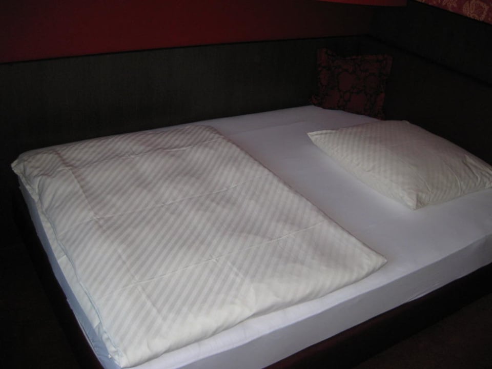 Bett 1,40m x 2,0m Hotel Arosa