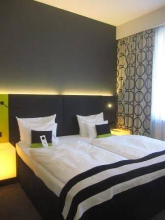 Bequemes Bett in Komforthöhe Vienna House by Wyndham Andel's Berlin