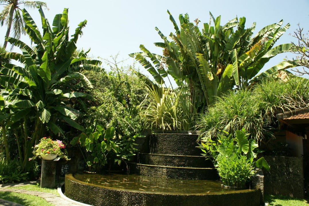 Teich- und Brunnenanlage im Garten Puri Santrian