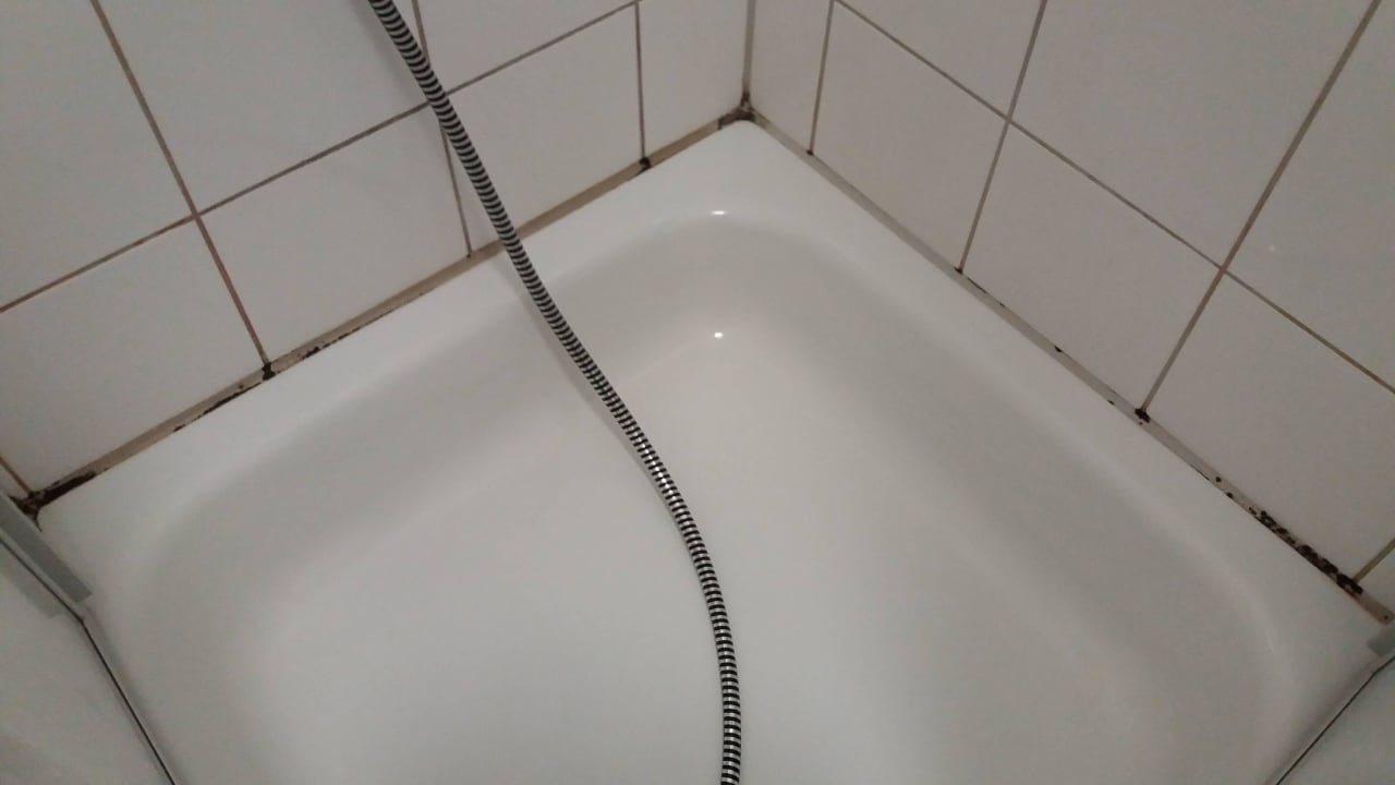 Dusche arg mit Schimmel belegt, Lüftung geht nicht Younior-Hotel Stralsund