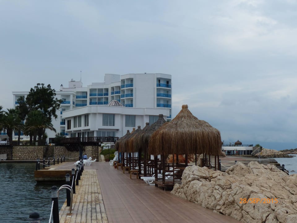 Blick vom Strand Le Bleu Hotel & Resort