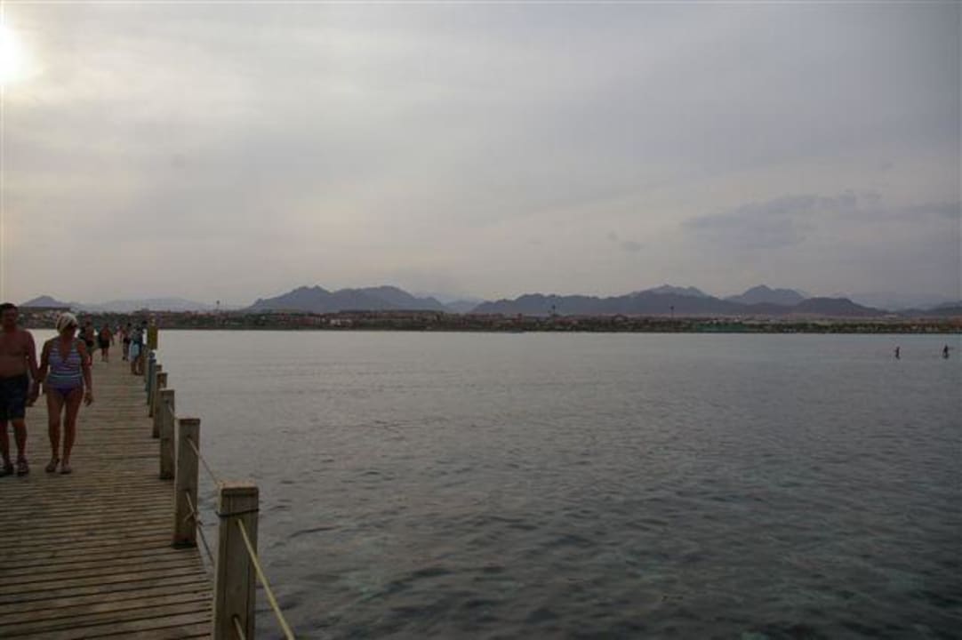 Vom Steg in Richtung Strand  Hotel Tropicana Azure Club