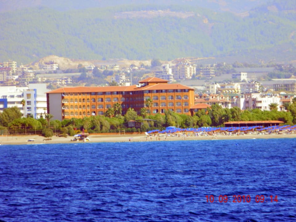 Das Hotel und der Strand. Club Turtas Beach Hotel