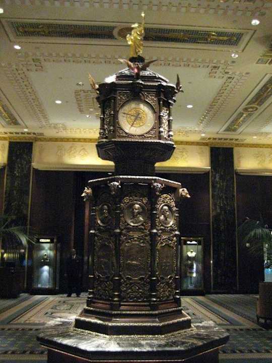 Blick auf die Uhr in der Lobby The Waldorf Astoria New York