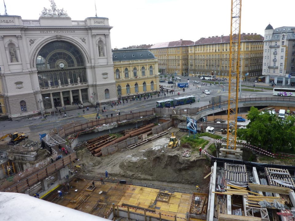 Ausblick vom Zimmer auf den Bahnhof Hotel Baross