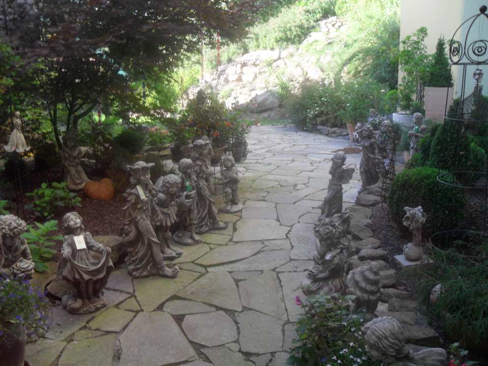 Elfen und Trolle aus Stein,kann man dort kaufen! Spirit & SPA Hotel Birkenhof am Elfenhain